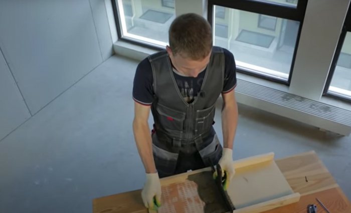 Приспособление для нанесения клея на плитку